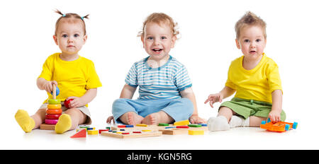 Divertente gruppo di bambini giocare giocattoli colorati isolato su bianco Foto Stock