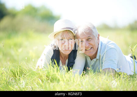 Coppia senior relax in campagna Foto Stock