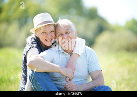 Coppia senior relax in campagna Foto Stock