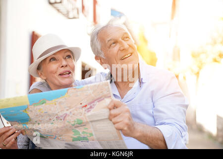 Coppia senior di turisti in cerca di una mappa della città Foto Stock