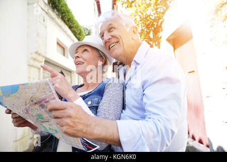 Coppia senior di turisti in cerca di una mappa della città Foto Stock