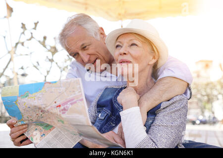 Coppia senior di turisti in cerca di una mappa della città Foto Stock