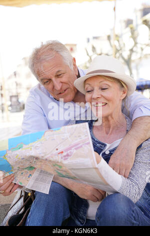 Coppia senior di turisti in cerca di una mappa della città Foto Stock