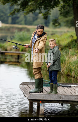 Padre e figlio di pesca sul lago Foto Stock