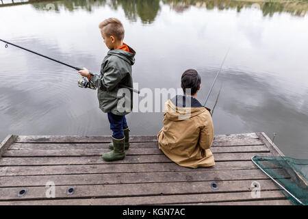Padre e figlio la pesca con aste Foto Stock