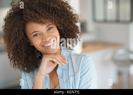 Attraente sorridente mixed-gara ragazza a casa Foto Stock