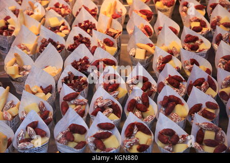 Formaggio e piccole salsicce imballate per la vendita, Mercado San Miguel mercato, il centro cittadino di Madrid, Spagna Foto Stock