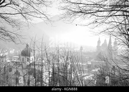 Vista su Salisburgo dalla vicina montagna in inverno nebbioso giorno Foto Stock