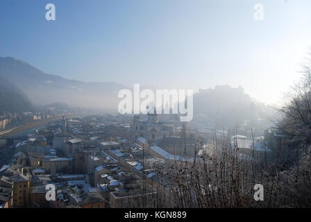 Vista panoramica su Salisburgo dalla vicina montagna in inverno nebbioso giorno Foto Stock