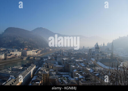 Vista panoramica su Salisburgo dalla vicina montagna in inverno nebbioso giorno Foto Stock