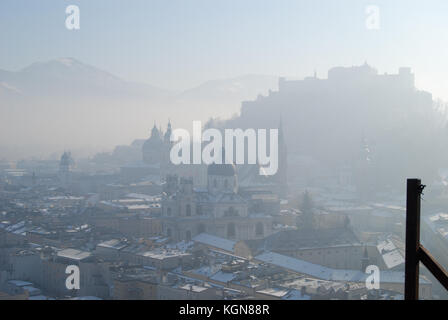 Vista su Salisburgo dalla vicina montagna in inverno nebbioso giorno Foto Stock