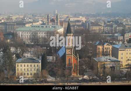 Vista su Salisburgo da montagna vicina sulla giornata invernale Foto Stock