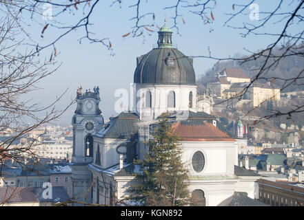 Vista su Salisburgo dalla vicina montagna in inverno nebbioso giorno Foto Stock