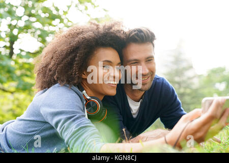 Mixed-corso giovane che stabilisce nel parco centrale di erba Foto Stock