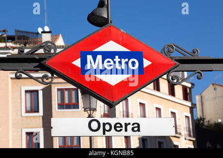 La stazione della metropolitana segno, Opera, il centro cittadino di Madrid, Spagna Foto Stock