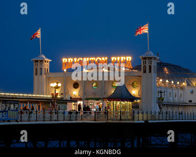 Il Brighton Pier di notte Inghilterra Foto Stock