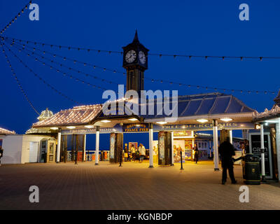 Il Brighton Pier di notte Inghilterra Foto Stock