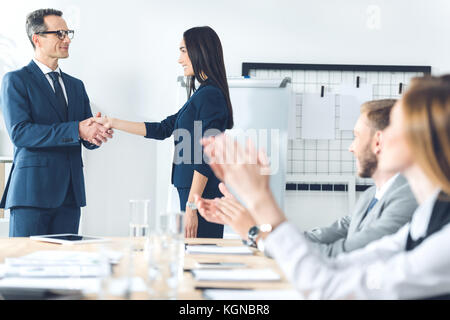 Boss agitando la mano della direttrice Foto Stock