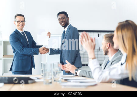 Boss agitando la mano di manager Foto Stock