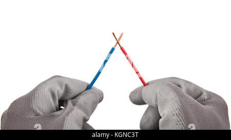 Il rosso e il blu fili incrociati in posizione di corto circuito in mani con guanti di protezione isolato su bianco Foto Stock