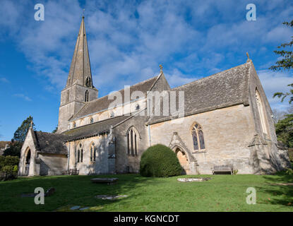 Chiesa di tutti i santi in autunno. Bisley, Cotswolds, Gloucestershire, Inghilterra Foto Stock