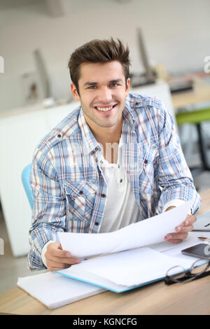 Studente facendo un periodo di formazione in office Foto Stock