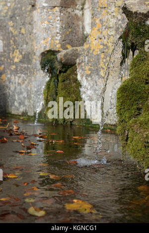 Severn pozzetti in autunno nel villaggio di Bisley, Cotswolds, Gloucestershire, Inghilterra Foto Stock