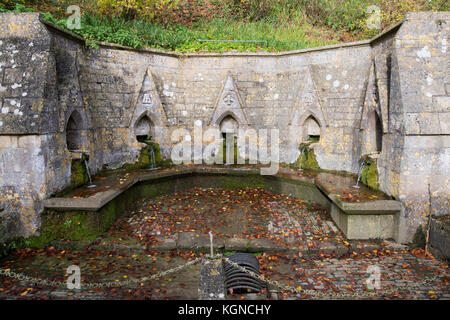 Severn pozzetti in autunno nel villaggio di Bisley, Cotswolds, Gloucestershire, Inghilterra Foto Stock