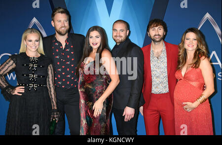 Nashville, TN, Stati Uniti d'America. 8 novembre, 2017. 08 novembre 2017 - Nashville, Tennessee - Charles Kelley, hilary Scott, Dave haywood, lady antebellum. 51St annuale di cma awards, musica country più grande notte, tenutosi a bridgestone arena. Photo credit: laura farr/admedia credito: laura farr/admedia/zuma filo/alamy live news Foto Stock