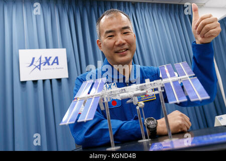 L'astronauta giapponese Soichi Noguchi si pone per le telecamere durante una conferenza stampa presso l'ufficio Japan Aerospace Exploration Agency (JAXA) a Tokyo il 9 novembre 2017, Giappone. JAXA ha annunciato che parteciperà a una missione di sei mesi a bordo della Stazione spaziale Internazionale (ISS) dalla fine del 2019, la cui formazione inizia il 20 novembre. Credit: Rodrigo Reyes Marin/AFLO/Alamy Live News Foto Stock