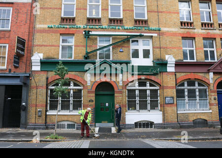 Londra, Regno Unito. 9 nov, 2017. rmt sede di Londra. membri del rmt ferroviari, marittimi e dei trasporti europea che lavorano su southern, South Western Railway e maggiore anglia hanno inscenato una seconda giornata di azione industriale .rmt membri hanno camminato fuori dal mercoledì per 48 ore di sciopero in una controversia su driver-solo treni. Credito: amer ghazzal/alamy live news Foto Stock