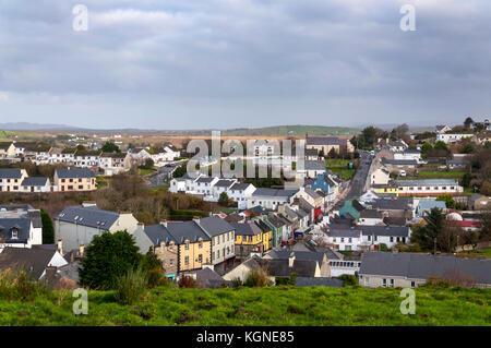 Ardara, County Donegal, Irlanda. 9 Nov, 2017. Analisi dell ultimo anno di censimento da Pobal dimostra che piccole città hanno sperimentato più privazione durante il passato decennio rispetto a qualsiasi altro tipo di comunità. Pobal agisce come intermediario per i programmi finanziati dal governo irlandese e l'UE. Pobal dice città con tra 1.000 e 5.000 persone sono state maggiormente colpite durante il passato decennio di recessione e ripresa. Credito: Richard Wayman/Alamy Live News Foto Stock