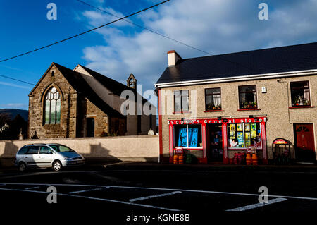 Ardara, County Donegal, Irlanda. 9 Nov, 2017. Analisi dell ultimo anno di censimento da Pobal dimostra che piccole città hanno sperimentato più privazione durante il passato decennio rispetto a qualsiasi altro tipo di comunità. Pobal agisce come intermediario per i programmi finanziati dal governo irlandese e l'UE. Pobal dice città con tra 1.000 e 5.000 persone sono state maggiormente colpite durante il passato decennio di recessione e ripresa. Credito: Richard Wayman/Alamy Live News Foto Stock