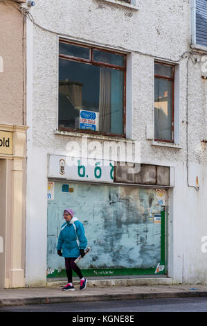 Ardara, County Donegal, Irlanda. 9 Nov, 2017. Analisi dell ultimo anno di censimento da Pobal dimostra che piccole città hanno sperimentato più privazione durante il passato decennio rispetto a qualsiasi altro tipo di comunità. Pobal agisce come intermediario per i programmi finanziati dal governo irlandese e l'UE. Pobal dice città con tra 1.000 e 5.000 persone sono state maggiormente colpite durante il passato decennio di recessione e ripresa. Credito: Richard Wayman/Alamy Live News Foto Stock