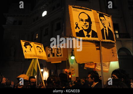 Barcellona, Spagna. 08 nov, 2017. dimostrazione durante uno sciopero generale di rivendicazione per la liberazione dei prigionieri politici. 8 novembre 2017. La piazza della cattedrale di Barcellona, in Catalogna, Spagna. Credito: alberto paredes/alamy live news Foto Stock