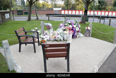 Croydon, Regno Unito. 09Nov, 2017. I fiori sono di cui all'inaugurazione del monumento che segna il primo anniversario del Croydon Tram Crash. Una cerimonia privata si è svolta presso il sito di crash in Sandilands Croydon. 9.11.2017 Credito: theodore liasi/Alamy Live News Foto Stock