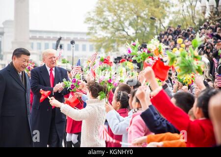 Pechino, Cina. 9 novembre 2017. U. Il presidente Donald Trump e il presidente cinese Xi Jinping sono accolti dai bambini che sventolano la bandiera durante la cerimonia formale di arrivo del 9 novembre 2017 a Pechino, in Cina. Trump è alla terza tappa di un volo di 13 giorni attraverso l'Asia. Crediti: Planetpix/Alamy Live News Foto Stock