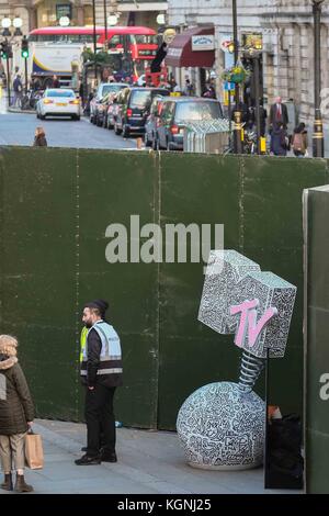 Londra 9 Nov 2017. Gruppo Rock U2's stadio essendo preparato in Trafalgar Square dove essi sono impostati per riprodurre un concerto gratuito di questo sabato, essi saranno presentati con un MTV EMA Global Icon award. : Credito: claire doherty/Alamy Live News Foto Stock