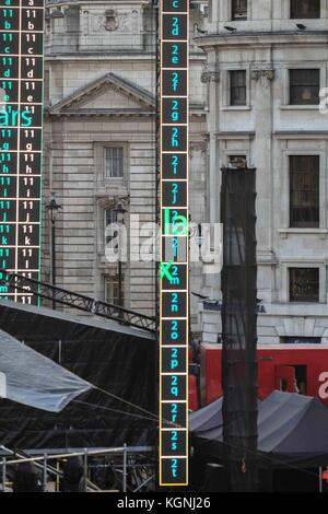 Londra 9 Nov 2017. Gruppo Rock U2's stadio essendo preparato in Trafalgar Square dove essi sono impostati per riprodurre un concerto gratuito di questo sabato, essi saranno presentati con un MTV EMA Global Icon award. : Credito: claire doherty/Alamy Live News Foto Stock