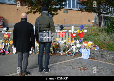 Manhattan, Stati Uniti. 8 novembre 2017. Monumento in crescita vicino alla scena dell'attacco terroristico mortale su una pista ciclabile lungo il lato ovest di Lower Manhattan. Crediti: Christopher Penler/Alamy Live News Foto Stock