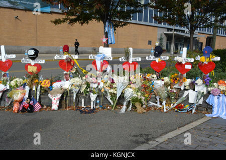 Manhattan, Stati Uniti d'America. 8 novembre, 2017. crescente memorial vicino la scena del mortale attacco terroristico su di una pista ciclabile lungo il lato ovest di Manhattan inferiore. Credito: christopher penler/alamy live news Foto Stock