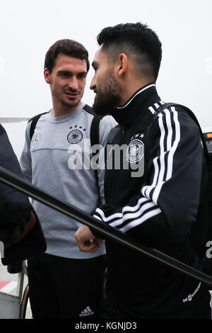 Berlino, Germania. 9 novembre 2017. Mats Hummels (l) e Ilkay Guendogan salgono a bordo dell'aereo della squadra all'aeroporto Tegel di Berlino, in Germania, il 9 novembre 2017. La nazionale tedesca di calcio volò a Londra per un'amichevole internazionale contro l'Inghilterra il 10 novembre 2017. Credito: Christian Charisius/dpa/Alamy Live News Foto Stock