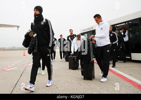 Berlino, Germania. 9 novembre 2017. Sami Khedira (l), Miroslav Klose (r) e altri membri della squadra salgono a bordo dell'aereo della squadra all'aeroporto di Tegel a Berlino, in Germania, il 9 novembre 2017. La nazionale tedesca di calcio volò a Londra per un'amichevole internazionale contro l'Inghilterra il 10 novembre 2017. Credito: Christian Charisius/dpa/Alamy Live News Foto Stock