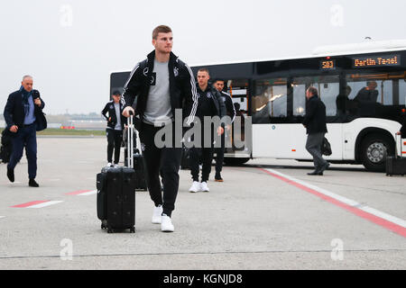 Berlino, Germania. 9 novembre 2017. Timo Werner e altri membri della squadra salgono a bordo dell'aereo della squadra all'aeroporto di Tegel a Berlino, in Germania, il 9 novembre 2017. La nazionale tedesca di calcio volò a Londra per un'amichevole internazionale contro l'Inghilterra il 10 novembre 2017. Credito: Christian Charisius/dpa/Alamy Live News Foto Stock