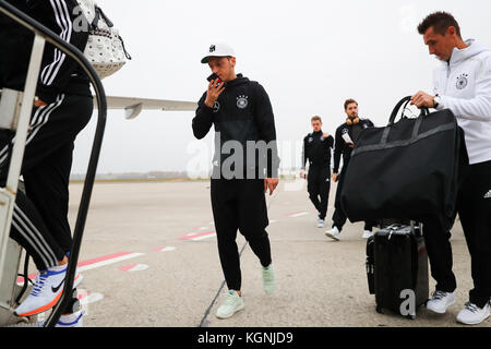 Berlino, Germania. 9 novembre 2017. Mesut Oezil (c), Miroslav Klose (r) e altri membri della squadra salgono a bordo dell'aereo della squadra all'aeroporto di Tegel a Berlino, in Germania, il 9 novembre 2017. La nazionale tedesca di calcio volò a Londra per un'amichevole internazionale contro l'Inghilterra il 10 novembre 2017. Credito: Christian Charisius/dpa/Alamy Live News Foto Stock