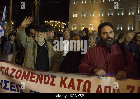 Atene, Grecia. 9 nov, 2017. migliaia di marzo al parlamento greco in piazza Syntagma tenendo striscioni e gridando slogan contro il governo. i sindacati affiliati al partito comunista greco dell'Unione pame(tutti i lavoratori militante anteriore) ha organizzato una manifestazione per protestare contro le misure di austerità e di deregolamentazione delle leggi sul lavoro. Credito: nikolas georgiou/zuma filo/alamy live news Foto Stock