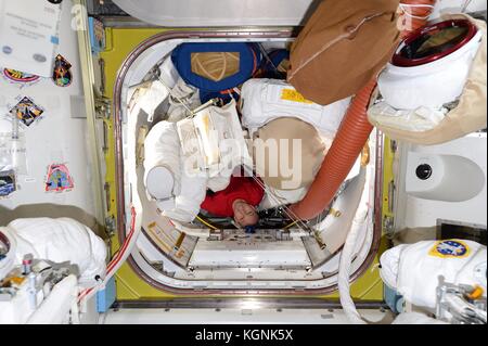 Stazione spaziale Internazionale, orbita terrestre. 9 novembre 2017. Expedition 53 l'astronauta americano Randy Bresnik si muove intorno a scaffali di equipaggiamento che fiancheggiano la stazione spaziale Internazionale per lo stoccaggio il 9 novembre 2017 in Earth Orbit. Crediti: Planetpix/Alamy Live News Foto Stock