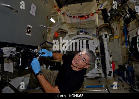 Stazione spaziale Internazionale, orbita terrestre. 8 novembre 2017. L'astronauta americano Expedition 53 Mark Vande Hei prepara i satelliti dell'Agenzia spaziale giapponese per il lancio dalla stazione spaziale Internazionale l'8 novembre 2017 in orbita terrestre. Crediti: Planetpix/Alamy Live News Foto Stock