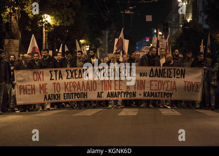 Atene, Grecia. 9 nov, 2017. migliaia di marzo al parlamento greco in piazza Syntagma tenendo striscioni e gridando slogan contro il governo. i sindacati affiliati al partito comunista greco dell'Unione pame(tutti i lavoratori militante anteriore) ha organizzato una manifestazione per protestare contro le misure di austerità e di deregolamentazione delle leggi sul lavoro. Credito: nikolas georgiou/zuma filo/alamy live news Foto Stock