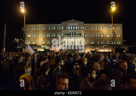 Atene, Grecia. 9 Nov, 2017. Migliaia marzo al parlamento greco in Piazza Syntagma tenendo striscioni e gridando slogan contro il governo. I sindacati affiliati al partito comunista greco dell'Unione PAME(tutti i lavoratori militante anteriore) ha organizzato una manifestazione per protestare contro le misure di austerità e di deregolamentazione della legislazione del lavoro. Credito: Nikolas Georgiou/Alamy Live News Foto Stock